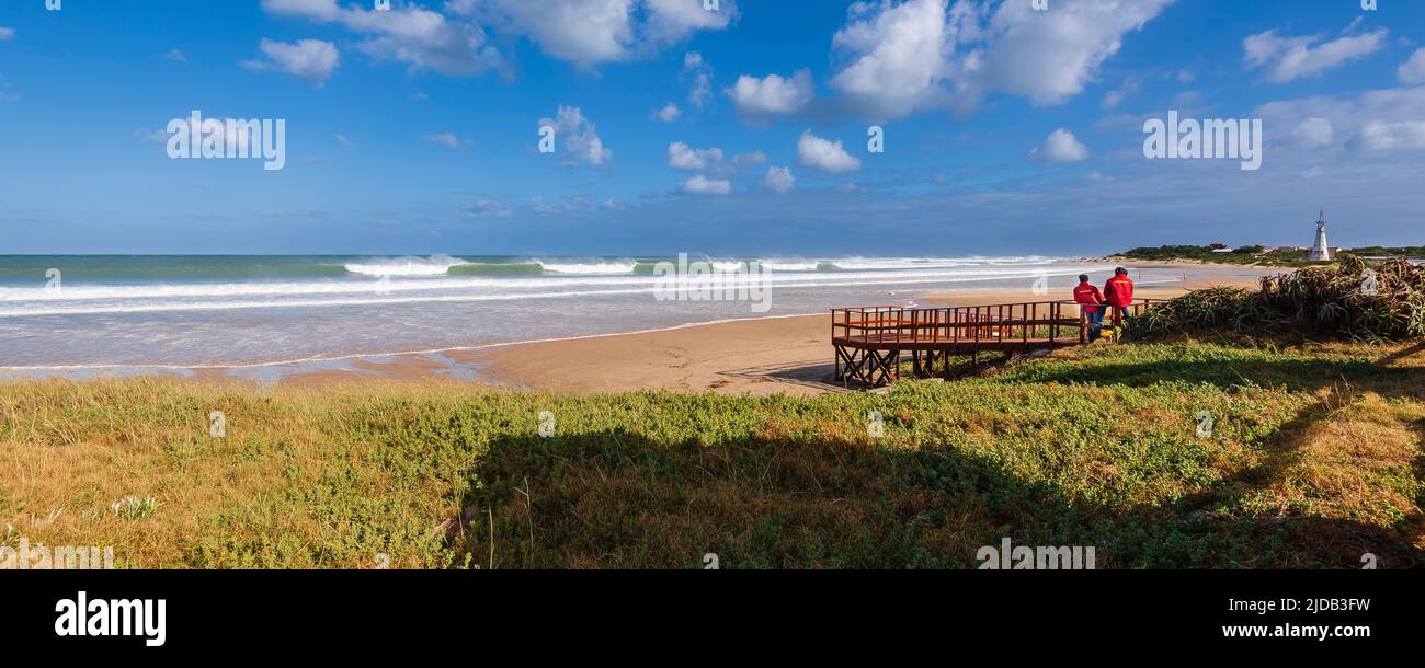 Menschen beobachten die wunderschönen Meereswellen am Dolphin Beach in Jeffrey's Bay; Eastern Cape, Südafrika Stockfoto