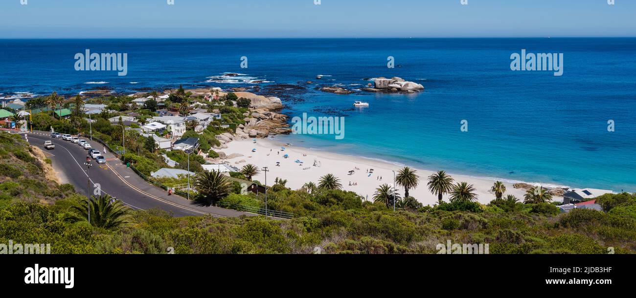 Küstenstraßen und Strandhäuser entlang des Atlantischen Ozeans am Clifton Beach; Kapstadt, Westkap, Südafrika Stockfoto