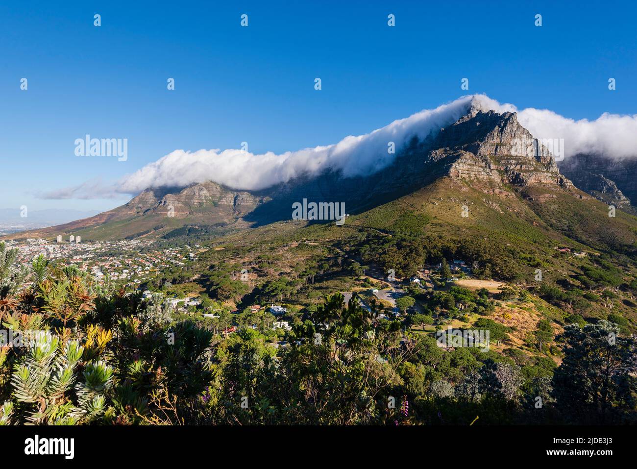 Wolkenformation, die den Tischdecken-Effekt über dem Tafelberg erzeugt, mit einem Überblick über die Skyline von Kapstadt vom Signal Hill aus Stockfoto