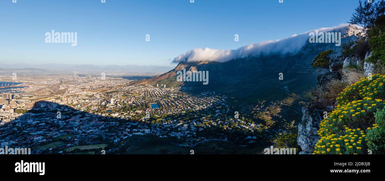 Wolkenformation, die den Tischdecken-Effekt über dem Tafelberg erzeugt, mit einem Überblick über die Skyline von Kapstadt vom Signal Hill und Schatten des Löwen... Stockfoto
