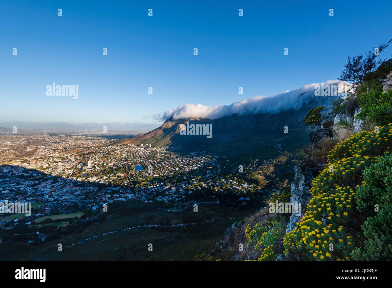 Wolkenformation, die den Tischdecken-Effekt über dem Tafelberg erzeugt, mit einem Überblick über die Skyline von Kapstadt vom Signal Hill aus Stockfoto