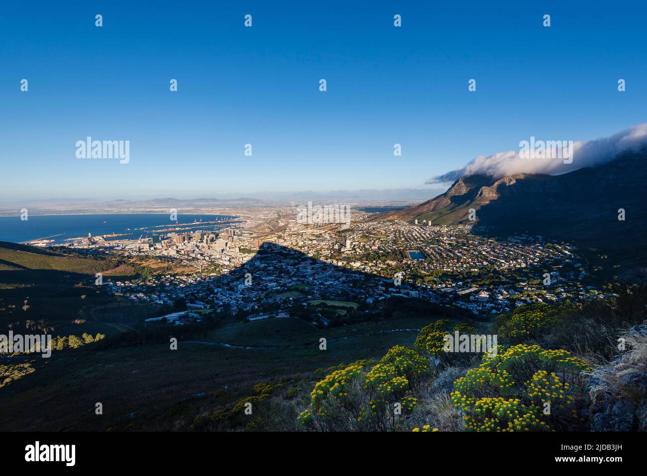 Wolkenformation, die den Tischdecken-Effekt über dem Tafelberg erzeugt, mit einem Überblick über die Skyline von Kapstadt vom Signal Hill und der Löwenkopfhalterung... Stockfoto