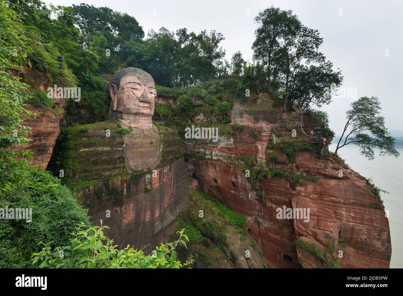 Leshan Giant Buddha, die größte und höchste Buddha-Statue aus Stein der Welt, in die Felswand auf den roten Sandsteinklippen mit Blick auf T... Stockfoto