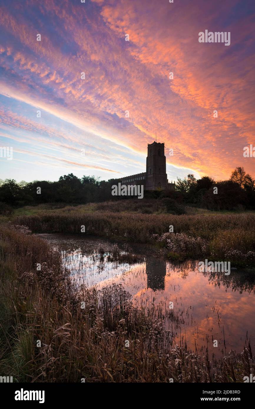 Blick über die Sümpfe bei Sonnenaufgang zur Blythburgh Church; Suffolk, England Stockfoto