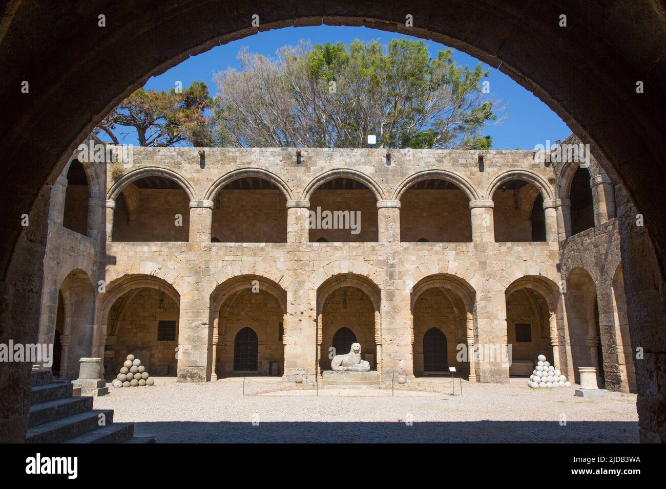 Blick durch den Torbogen auf den Innenhof des Archäologischen Museums, Rhodos Altstadt, Rhodos; Dodekanesische Inselgruppe, Griechenland Stockfoto