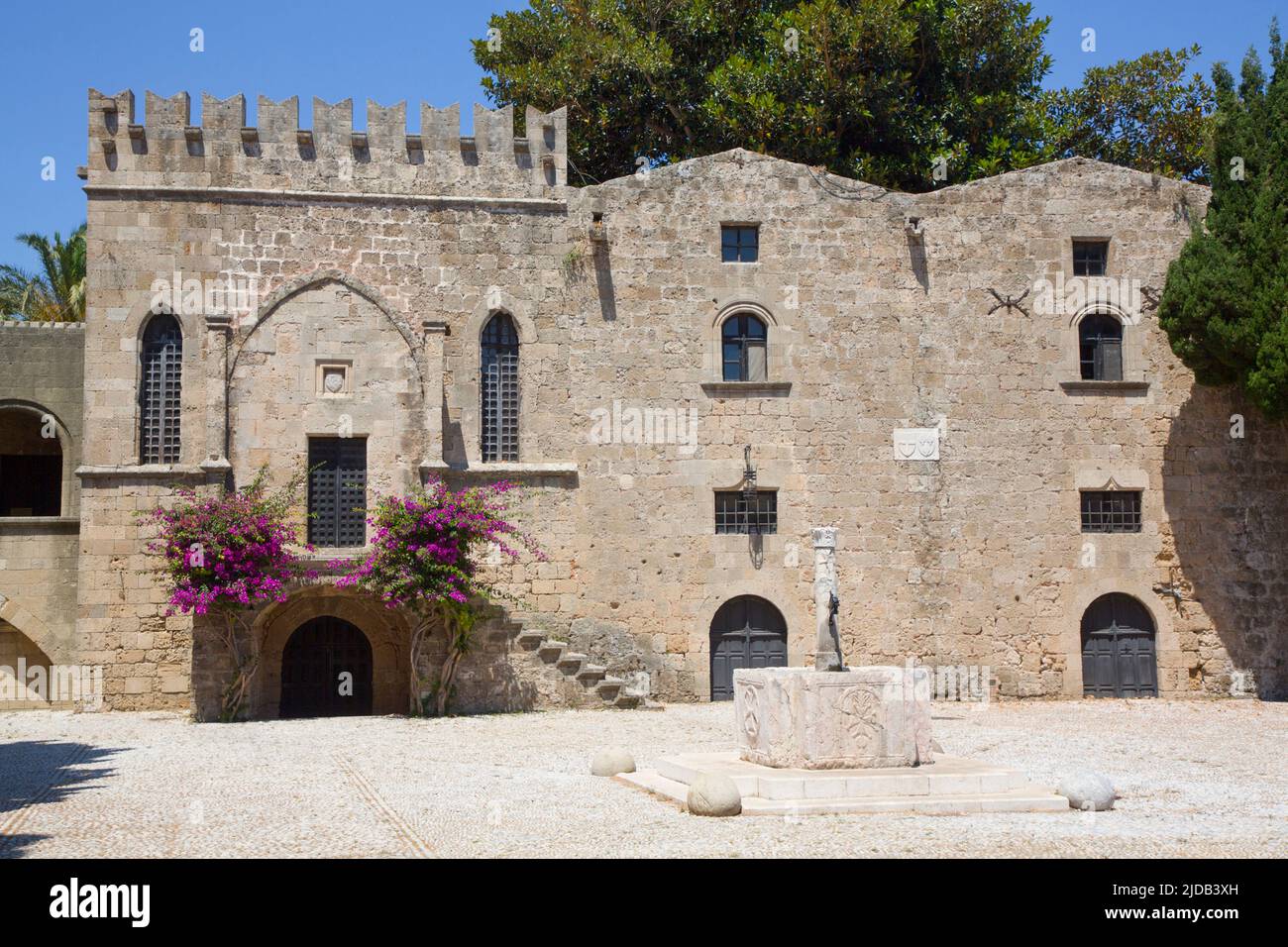 Argyrokastro-Platz mit dem alten Taufbrunnen, Rhodos Altstadt, Rhodos; Dodekanesische Inselgruppe, Griechenland Stockfoto