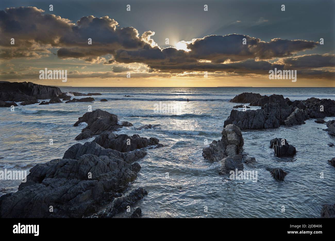 Ein Sonnenuntergang im Atlantik, von der Nordküste von Devon aus gesehen; Südwestengland, Großbritannien, Großbritannien Stockfoto