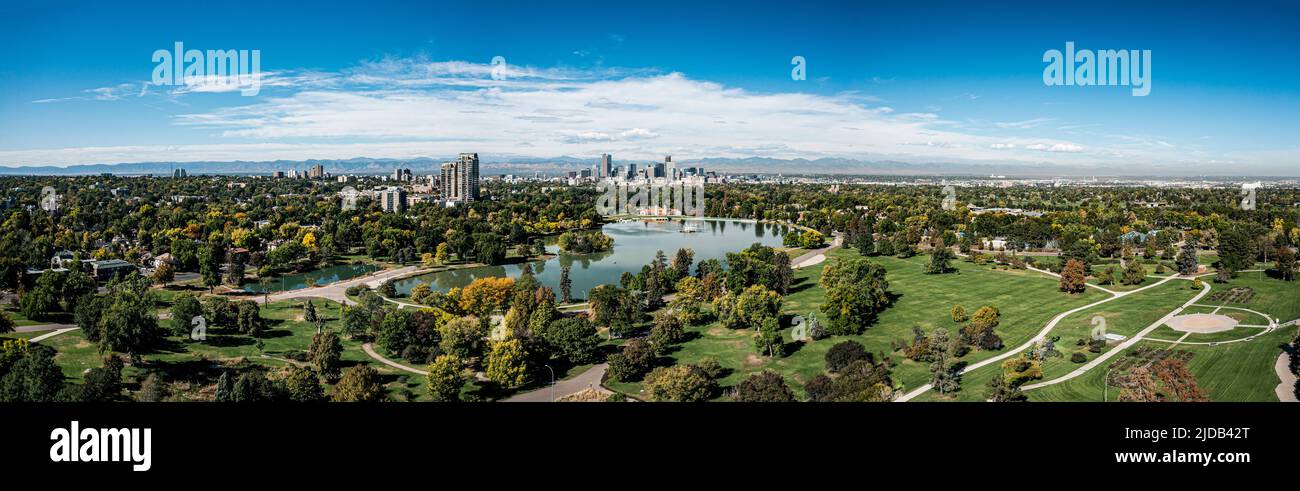 Panoramablick auf die Stadt Denver mit Blick auf Ferril Lake und City Park; Colorado, Vereinigte Staaten von Amerika Stockfoto