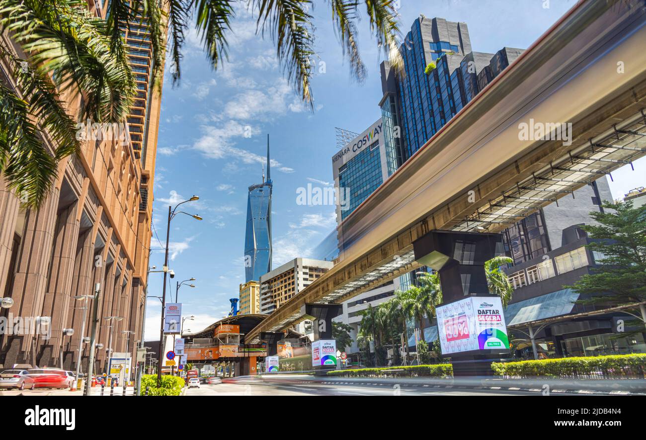 Kuala Lumpur, Malaysia - 18. Juni 2022: Das zweithöchste Gebäude der Welt, das Merdeka 118. Blick auf die Straße mit vorbeifahrenden Einschienenbahn, KL 118 in seinem Stockfoto