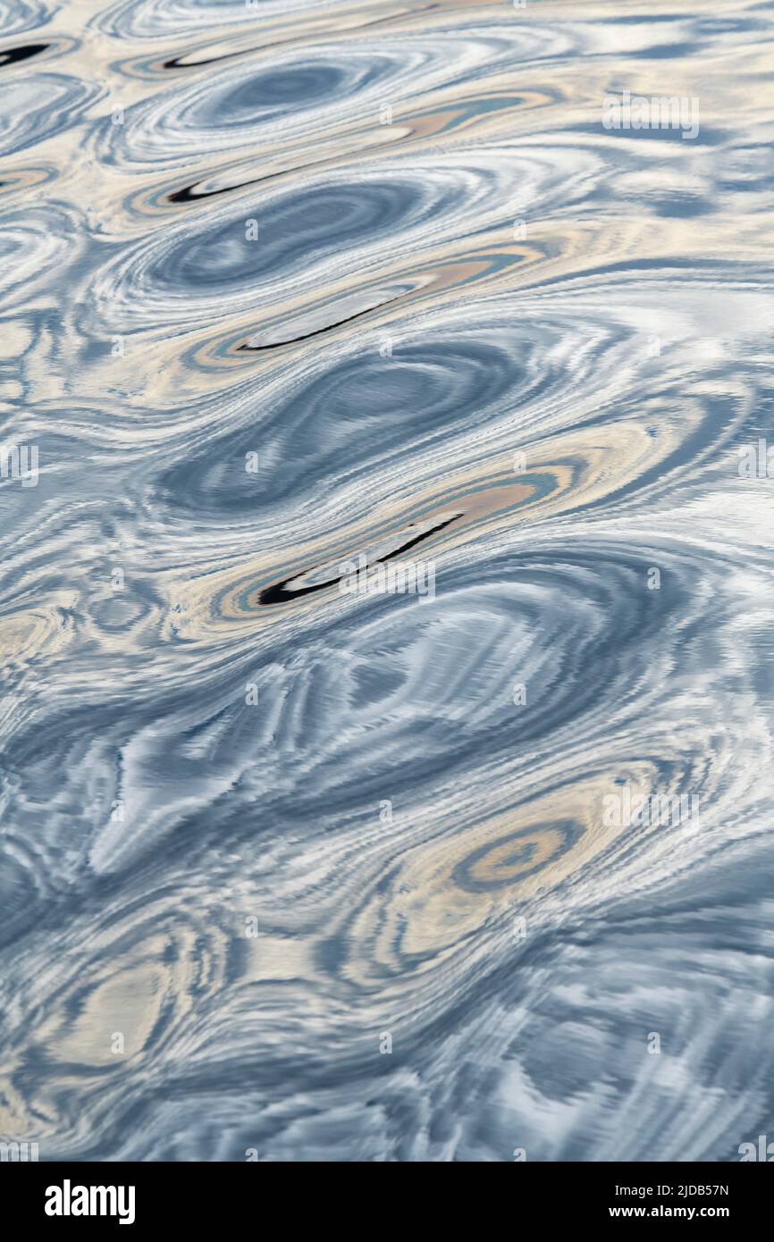 Wiederholte Reflexionen von einem Bootswrack auf der Wasseroberfläche; Olympia, Washington, Vereinigte Staaten von Amerika Stockfoto