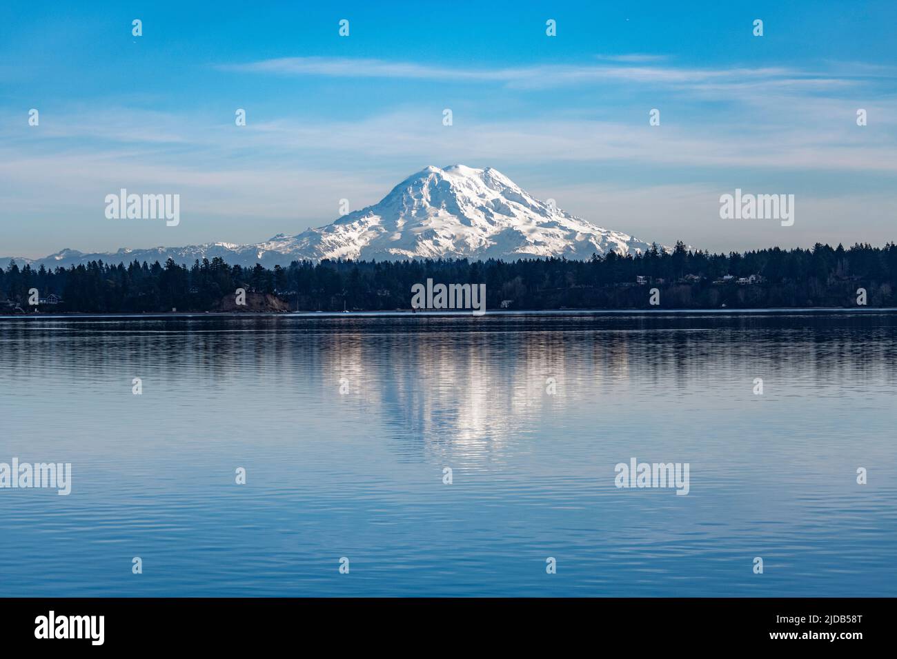 Ein reflektierender Blick auf den Mount Rainer von der Dana Passage, South Puget Sound in Washington, etwa 60 Meilen entfernt Stockfoto