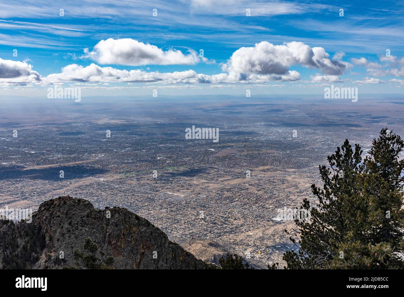 Blick auf Albuquerque, New Mexico von der Spitze der Sandia Mountains in Sandia Crest; Albuquerque, New Mexico, Vereinigte Staaten von Amerika Stockfoto