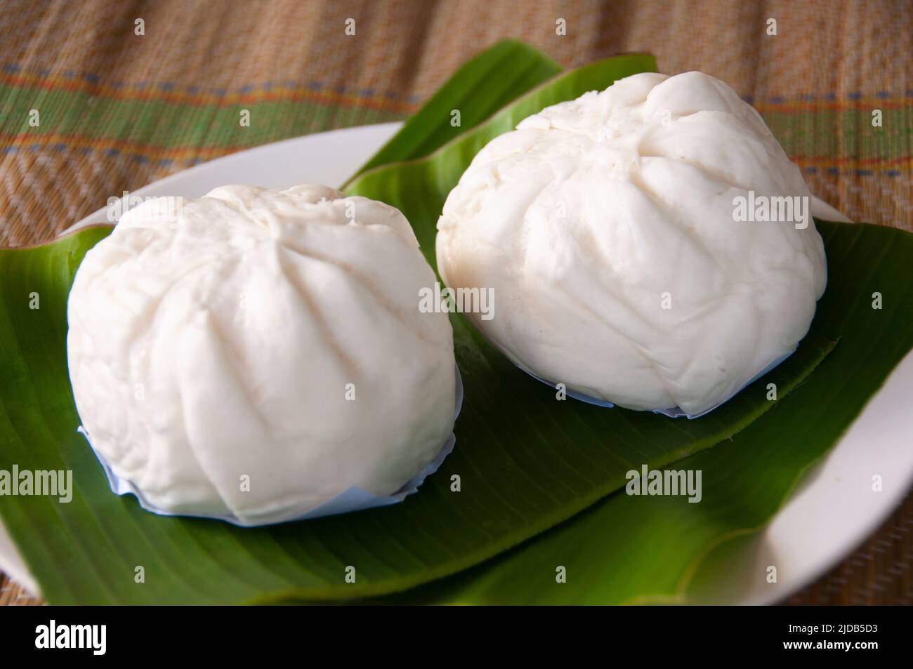 Traditionelle malaysische Dampfbrötchen auf Bananenblatt. Stockfoto