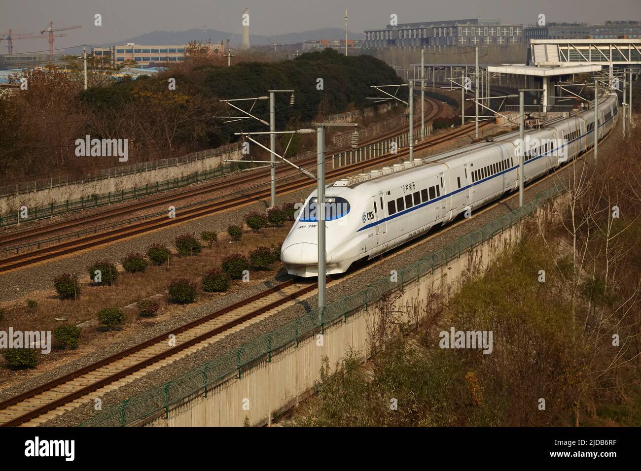 Hochgeschwindigkeitszug auf den Gleisen nach Nanjing, China; Nanjing, Provinz Jiangsu, China Stockfoto