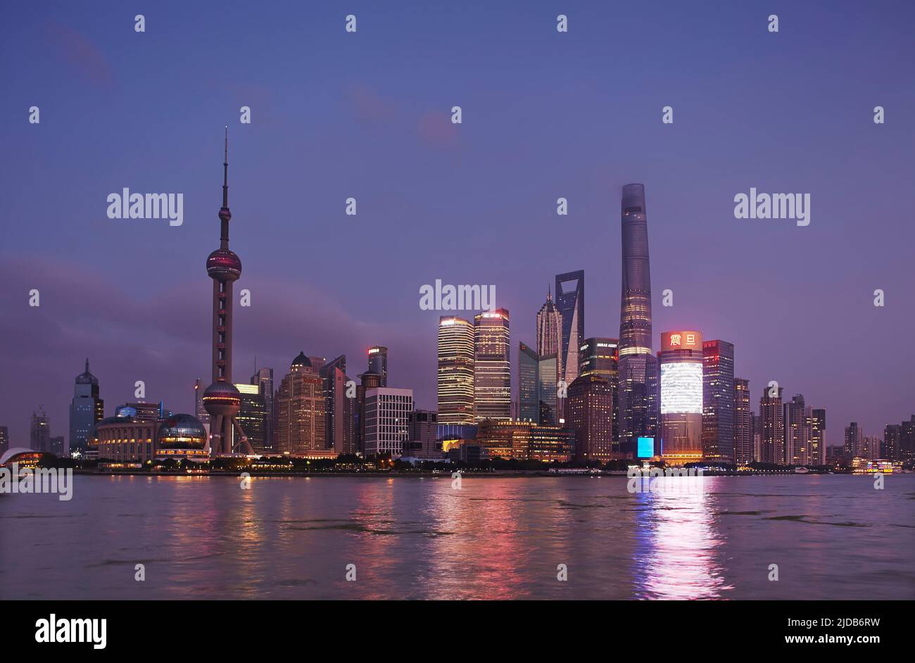 Ein Blick in die Abenddämmerung auf das Pudong-Viertel, das vom Bund, Shanghai, China, über den Huangpu-Fluss gesehen wird; Shanghai, China Stockfoto