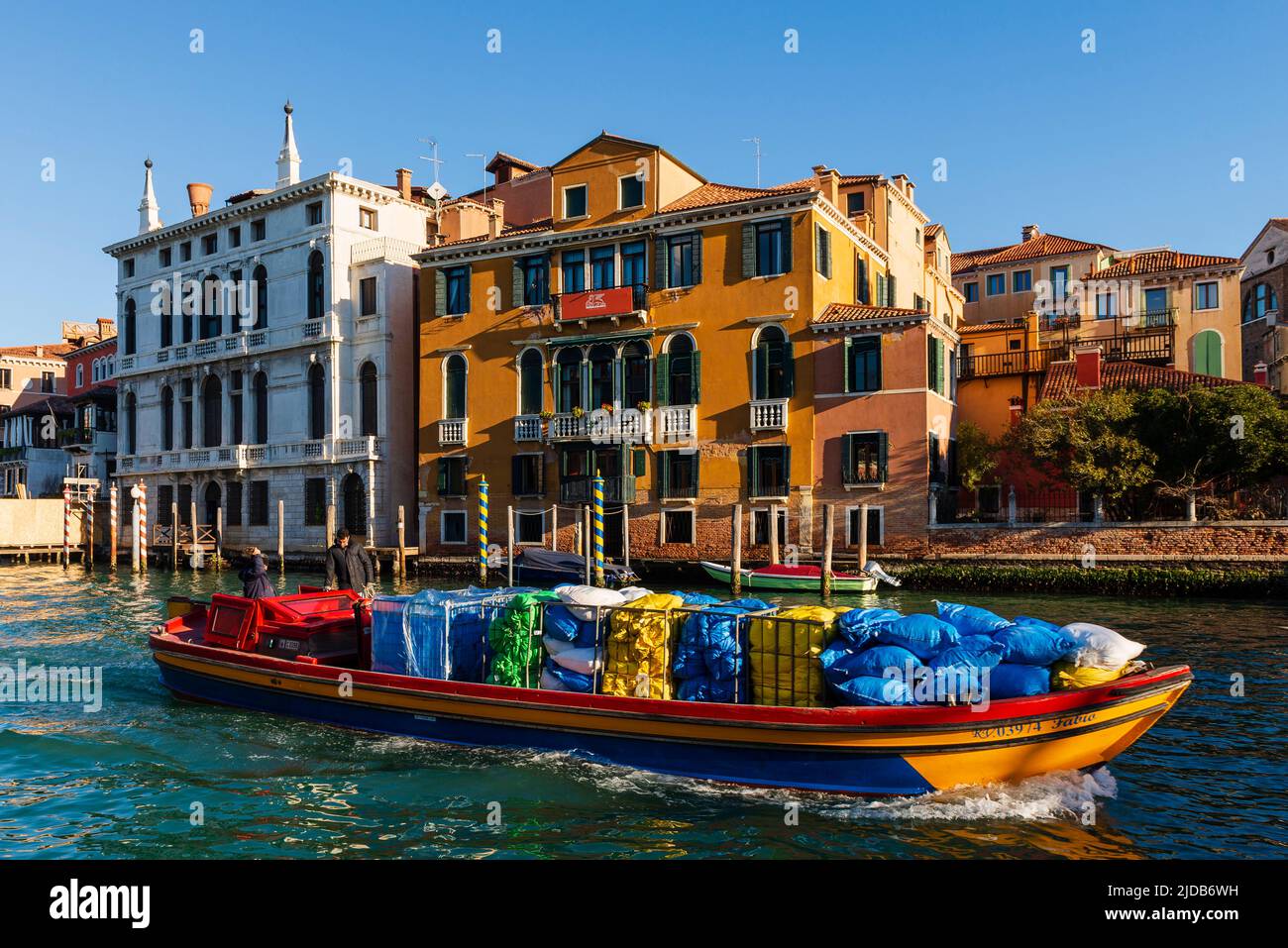 Frachtschiff, Frachtschiff auf dem Canal Grande in Venedig, Italien Stockfoto