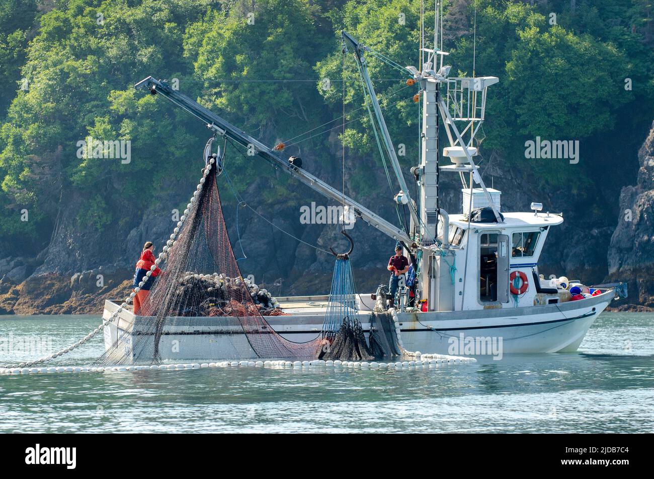 Lachswadenfänger und Crew arbeiten in den Gewässern der Kachemak Bay für die Rückkehr von Fischen während der Sommersaison 2017 Stockfoto