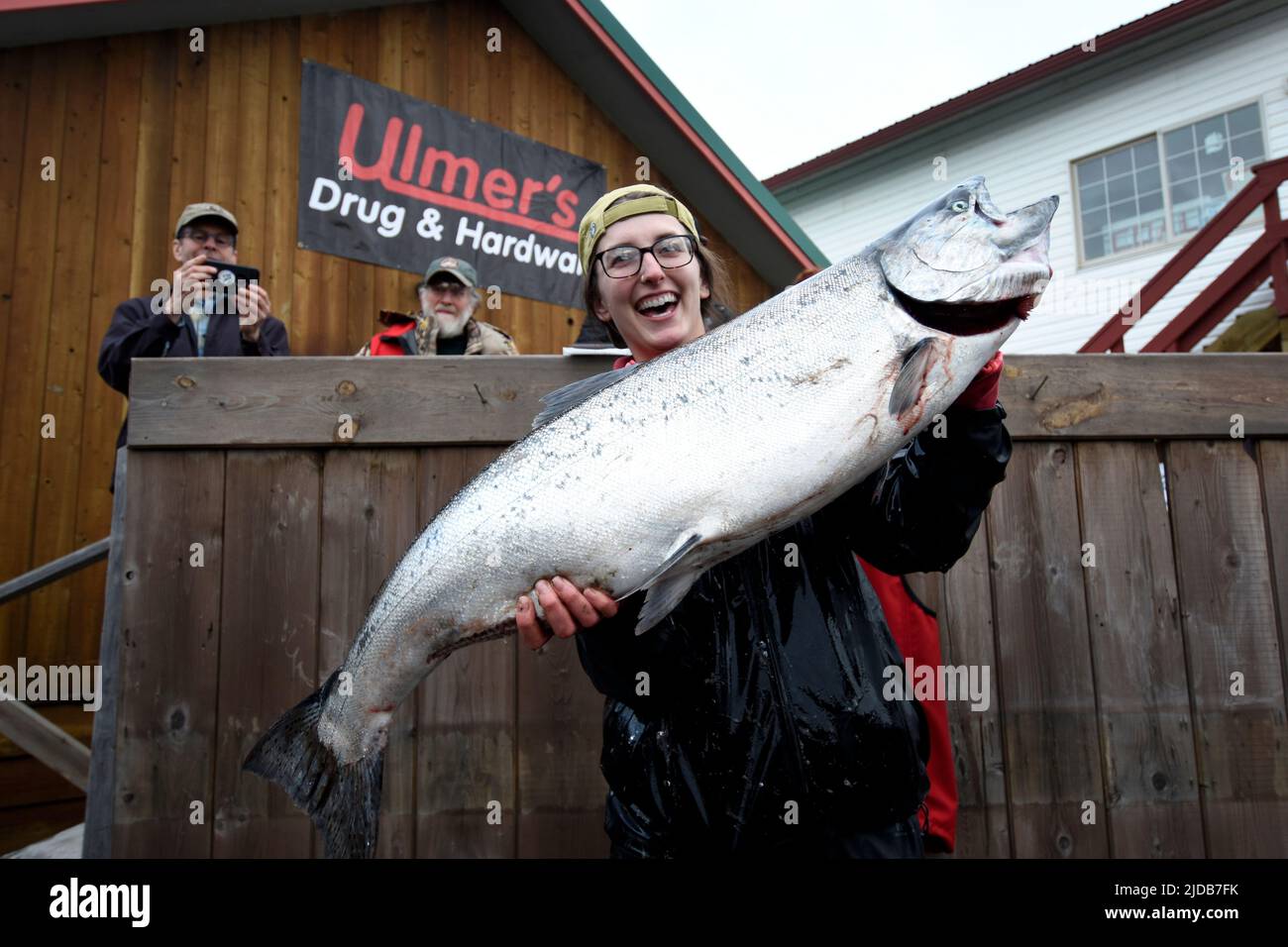 Die Konkurrenz von Eagle River, Alaska, feiert ihren ersten Platz beim 26. Jährlichen Homer Winter King Turnier am 23. März 2019. Sie ist die erste... Stockfoto