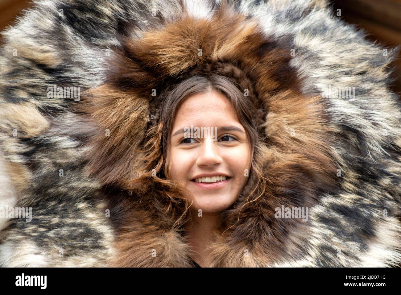 Junge Ureinwohner aus Alaska modellieren einen Pelzparka während einer River Boat Discovery Tour entlang des Chena River; Fairbanks, Alaska, Vereinigte Staaten von Amerika Stockfoto