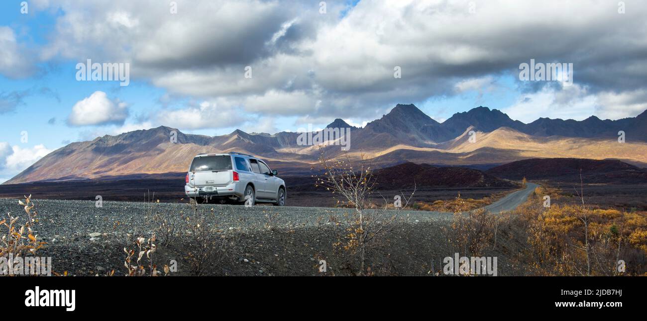 Roadtrip auf dem Denali Highway im Herbst; Alaska, Vereinigte Staaten von Amerika Stockfoto