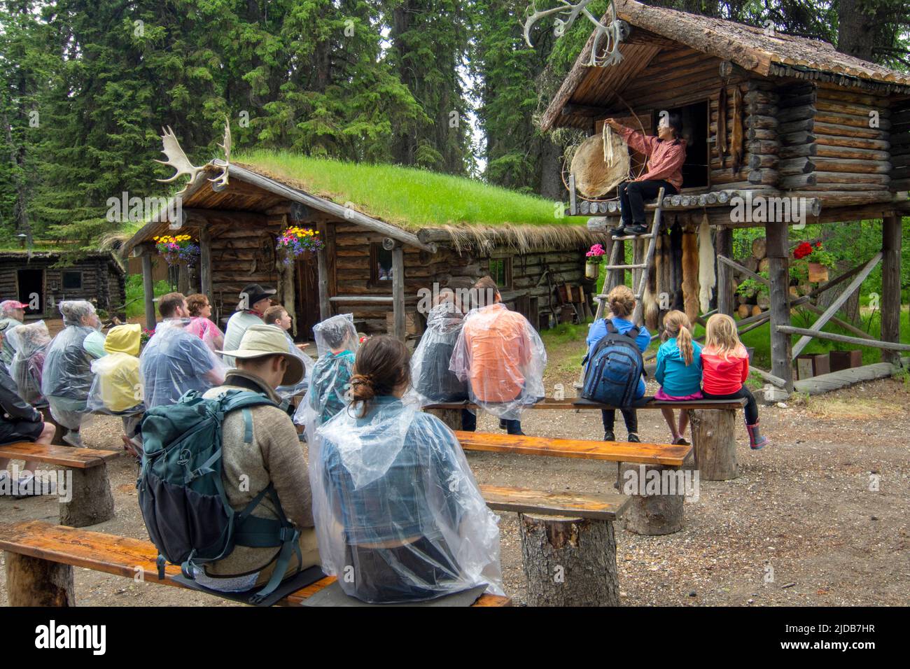 Touristen sitzen auf Bänken für eine Informationsshow vor der River Boat Discovery Tour entlang des Chena River Stockfoto