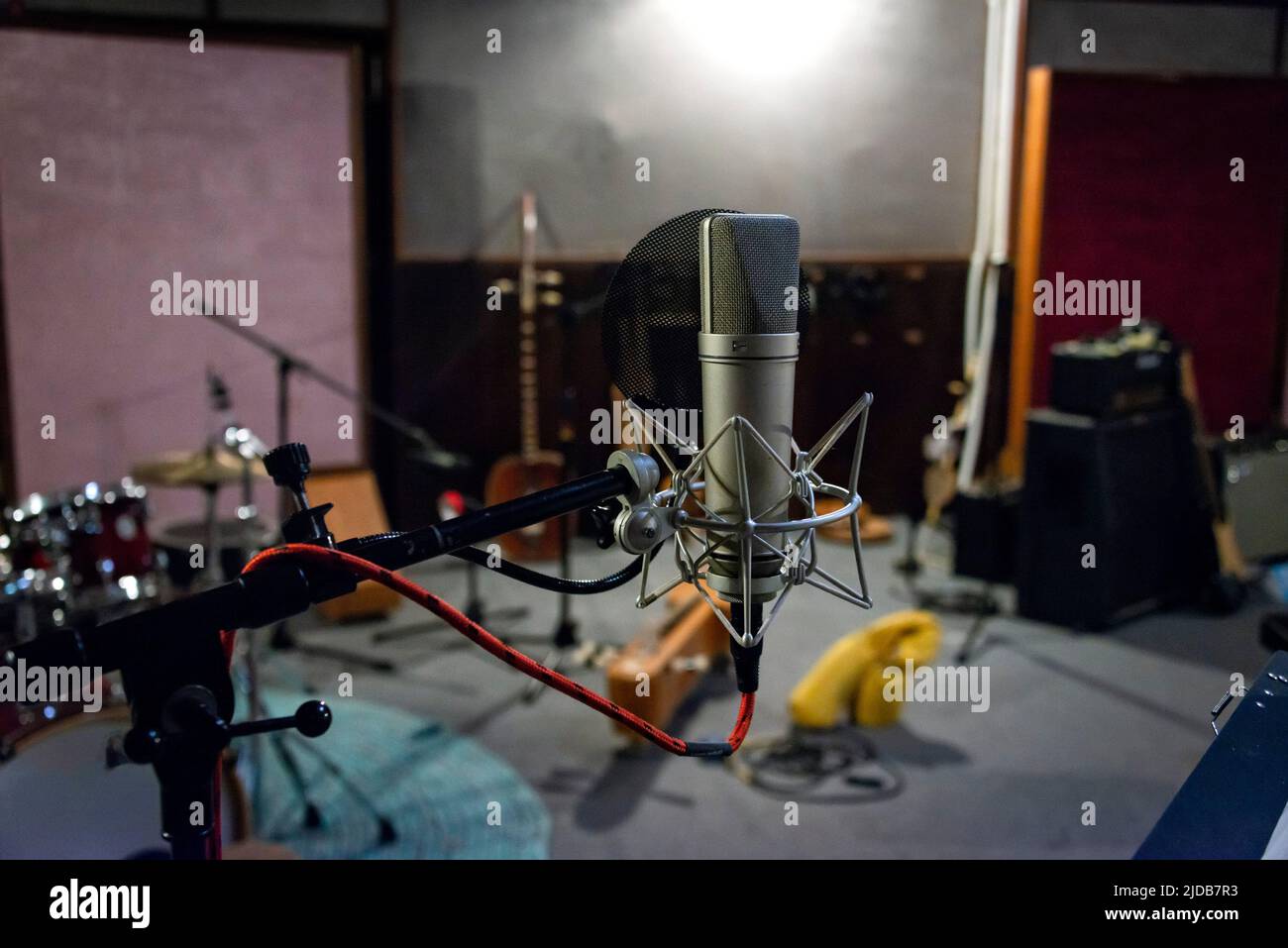 Mikrofon und Musikinstrumente in einem Aufnahmestudio; Siem Reap, Kambodscha Stockfoto