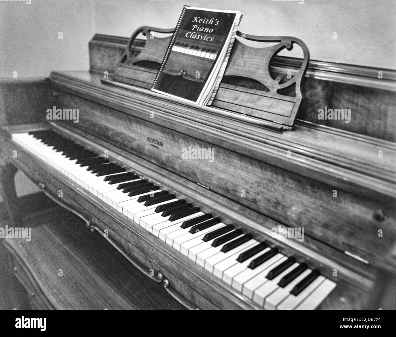 Klassisches Musikbuch in der Halterung eines aufrechten Klaviers; Winnipeg, Manitoba, Kanada Stockfoto