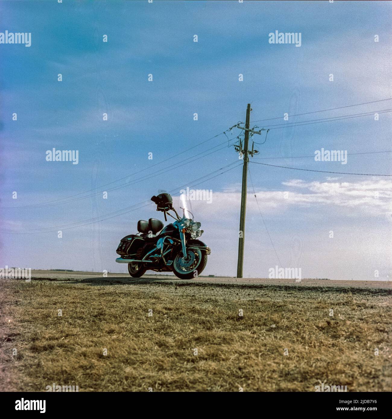 Auf einer 25 Jahre alten Harley mit abgelaufenem Film aus dem Jahr 2003 in einer 37 Jahre alten Hassy Stockfoto
