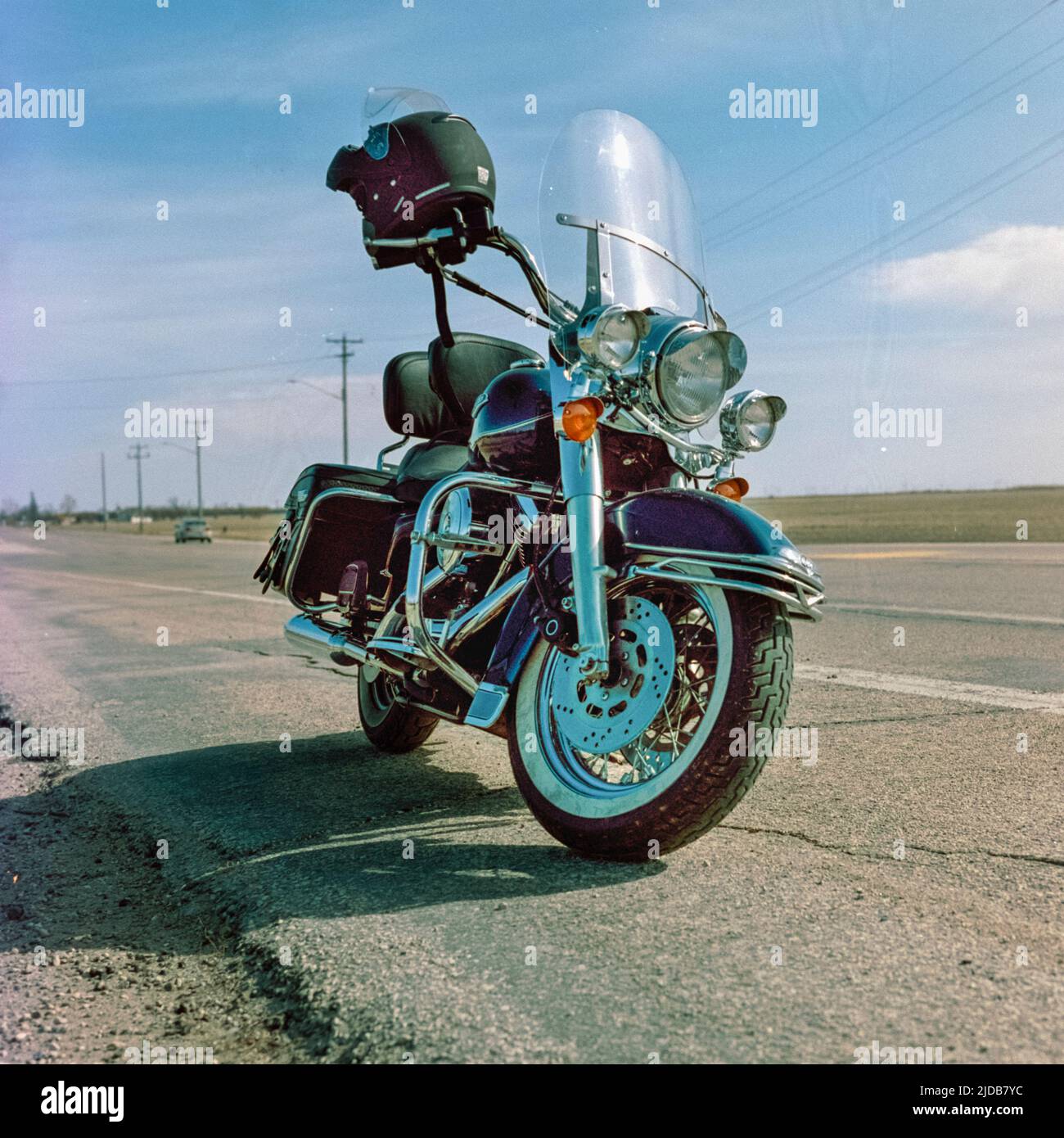 Auf einer 25 Jahre alten Harley mit abgelaufenem Film aus dem Jahr 2003 in einer 37 Jahre alten Hassy Stockfoto