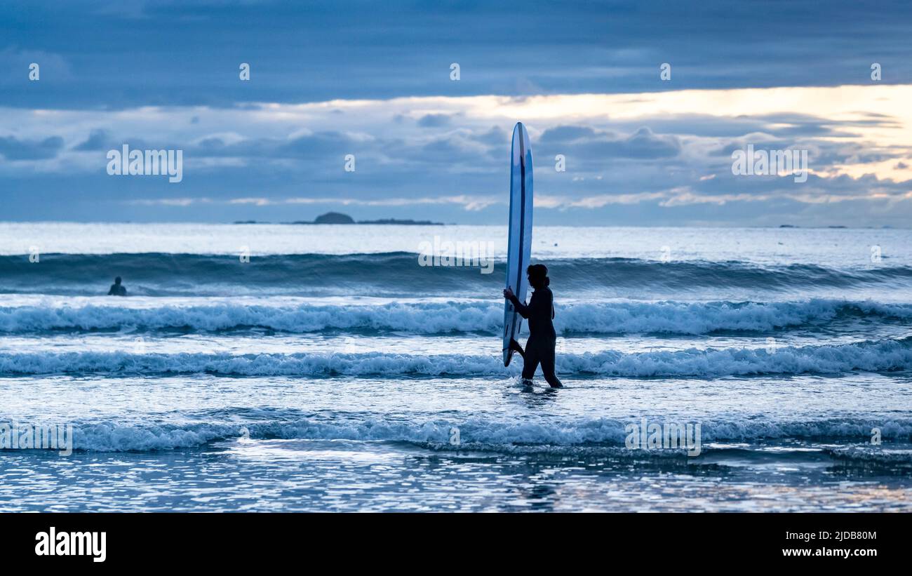 Surfer am beliebten Surfziel am Chesterman Beach am Pazifikrand von Vancouver Island; British Columbia, Kanada Stockfoto