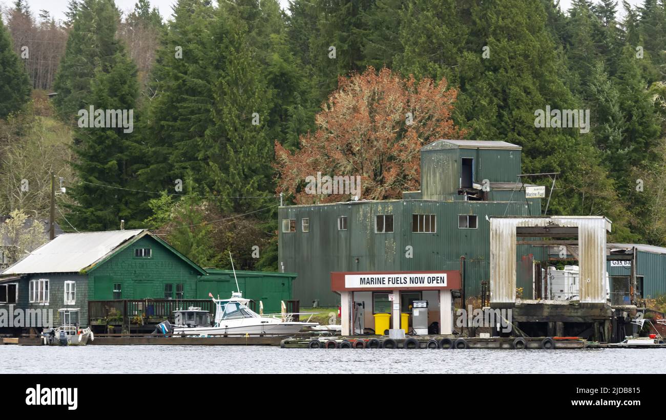 Tankstelle entlang der Küste am Bamfield Inlet, Vancouver Island; Bamfield; British Columbia, Kanada Stockfoto