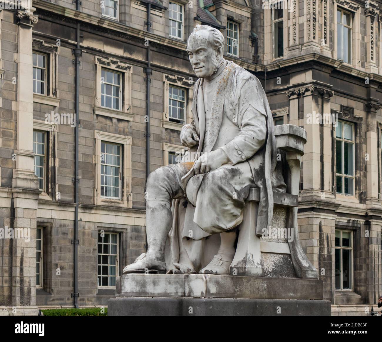 Dublin, Irland. Die Statue von George Salmon (1819 - 1904) angesehenen und einflussreichen irischen Mathematiker in Trinity College Stockfoto