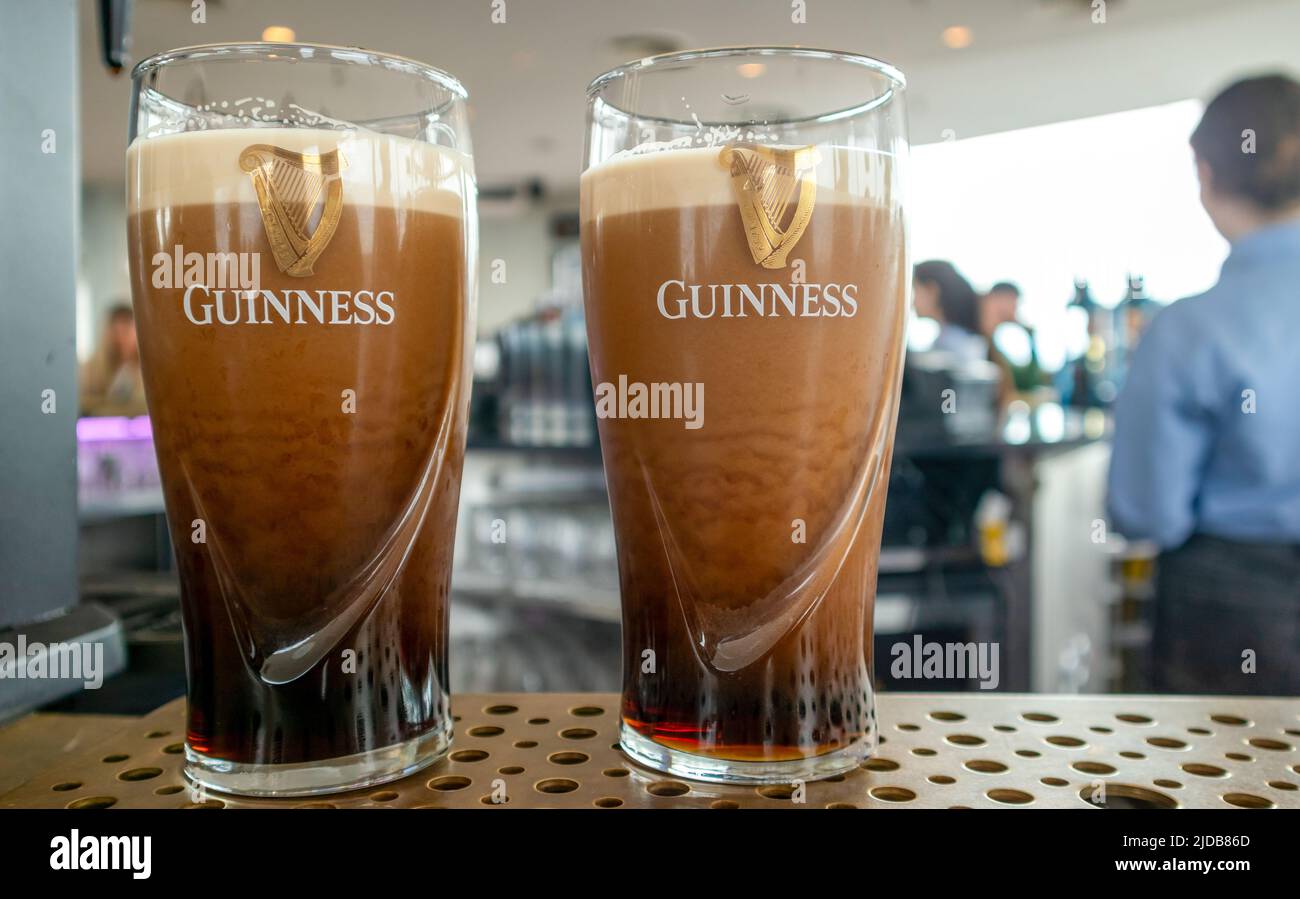 Dublin, Irland - 2. Juni 2022: Zwei Pint Guinness auf einem fast trinkfertigen Stand im Guinness Storehouse Stockfoto