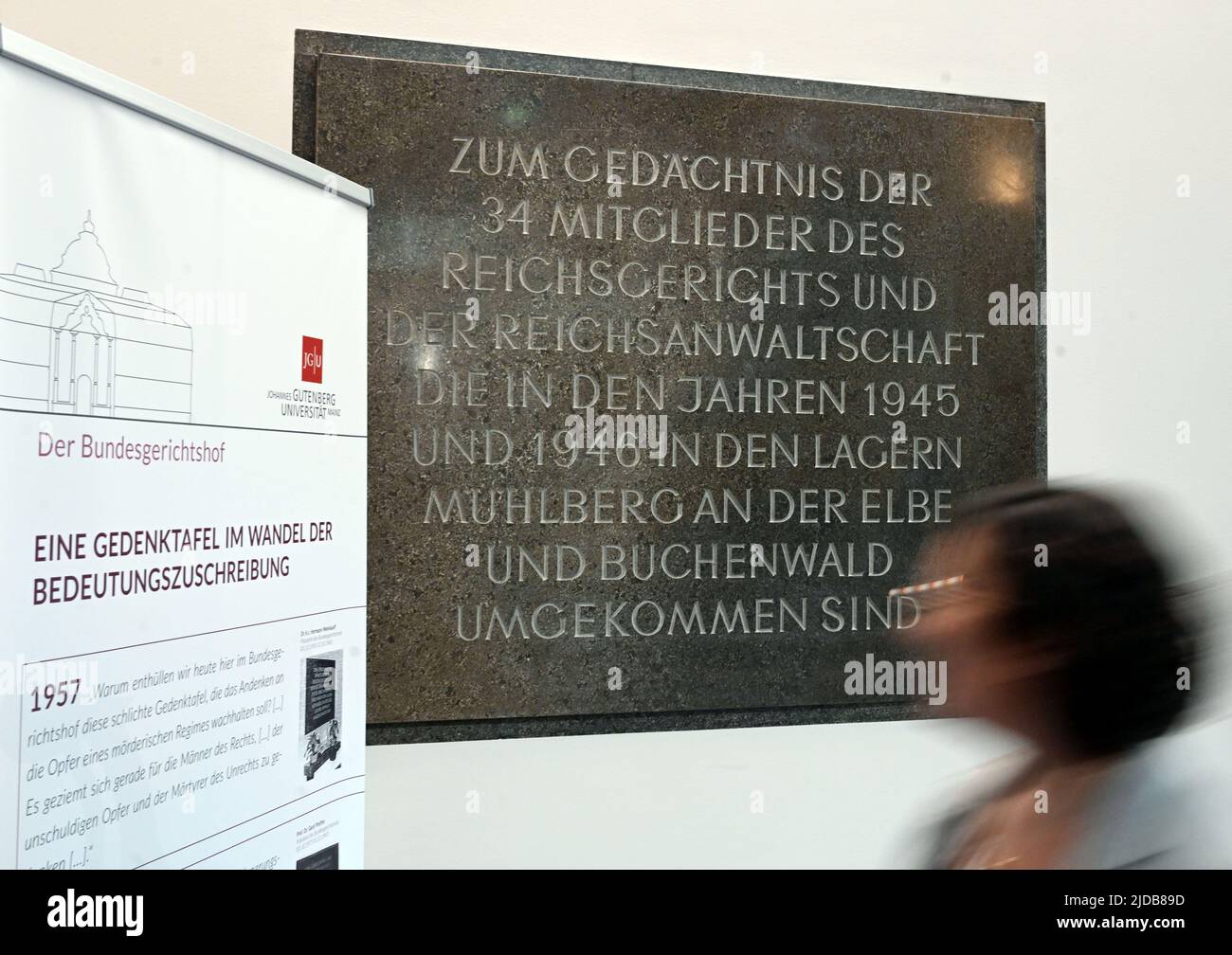 Karlsruhe, Deutschland. 30.. Mai 2022. Im Palast des Bundesgerichtshofs (BGH) hängt eine umstrittene Gedenktafel für Nazi-Anwälte, die nach dem Zweiten Weltkrieg in Gefangenenlagern gestorben sind. Die Gedenktafel wurde im Oktober 1957 enthüllt. Daneben befindet sich ein Display mit erläuternden Texten. Am 20. Juni 2022 findet im BGH ein Symposium auf der Gedenktafel statt. Quelle: Uli Deck/dpa/Alamy Live News Stockfoto