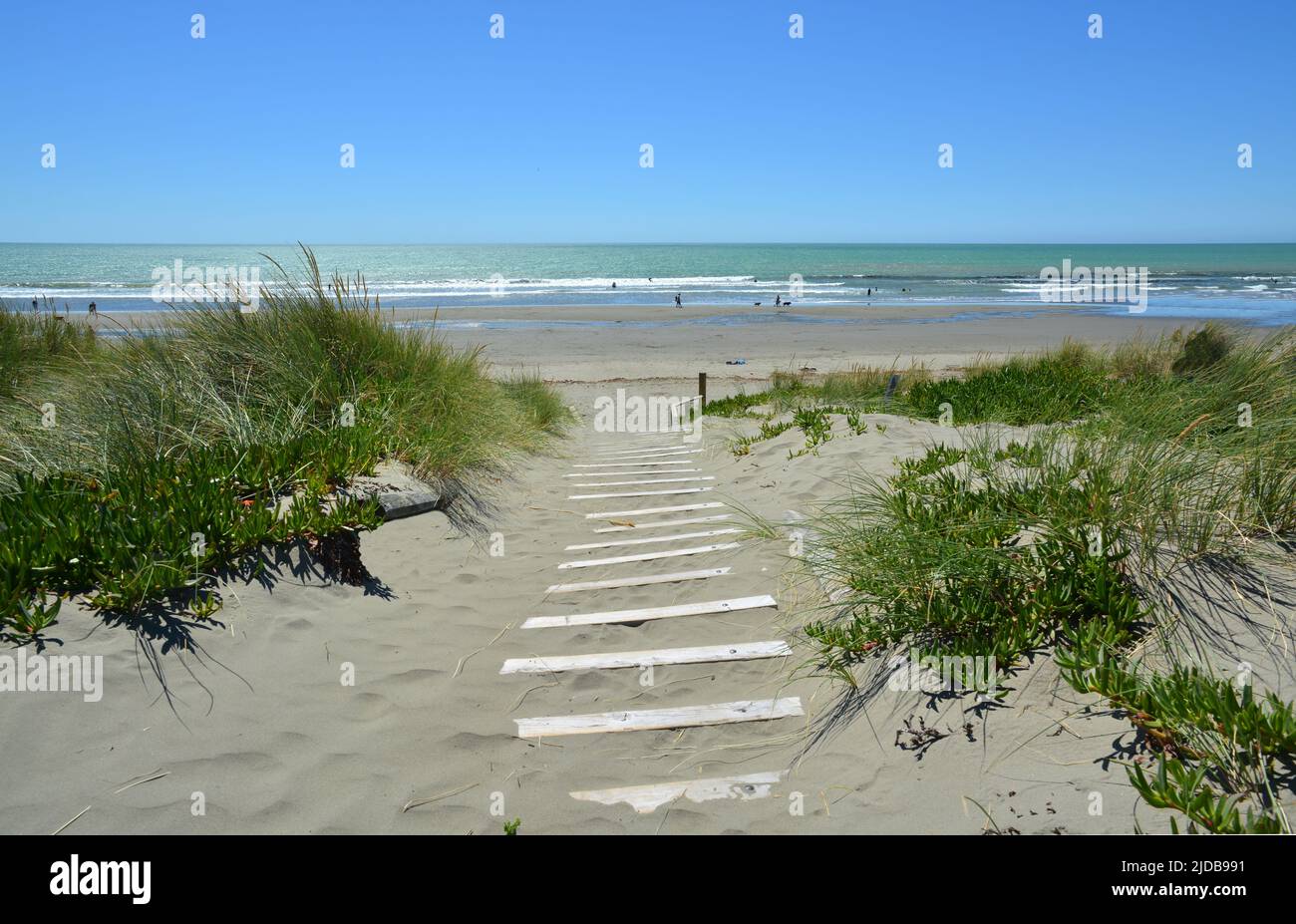 Holztreppen auf den Sandhügeln, die zum Brighton Beach, Christchurch, Neuseeland führen Stockfoto