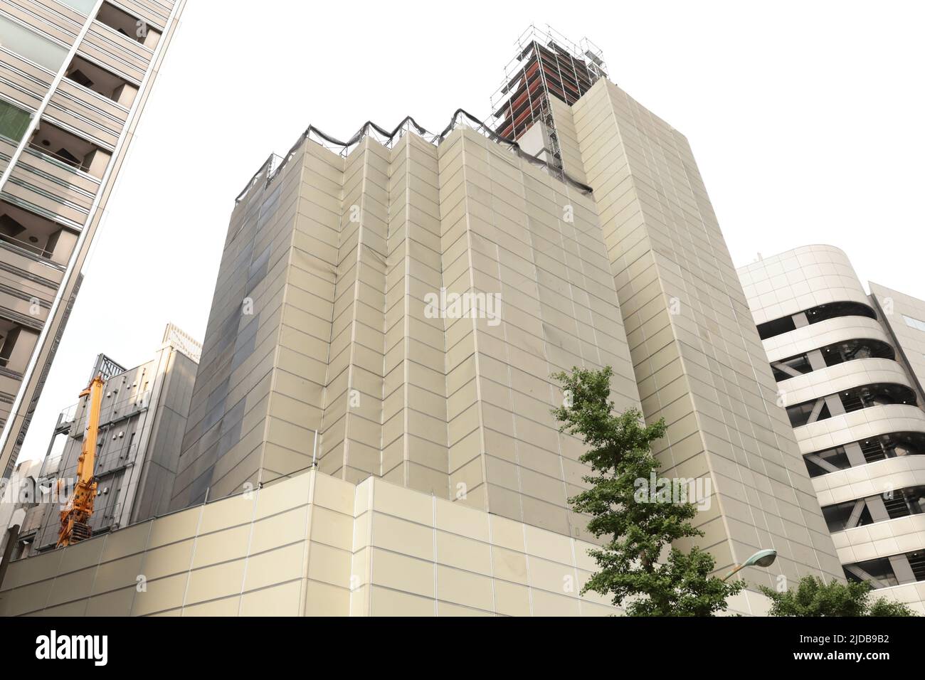 Am Nakagin Capsule Tower, einem ikonischen Bauwerk, das am 17. Juni 2022 vom japanischen Architekten Kisho Kurokawa in Ginza, Tokio, Japan, entworfen wurde, werden die Abbrucharbeiten fortgesetzt. Quelle: AFLO/Alamy Live News Stockfoto
