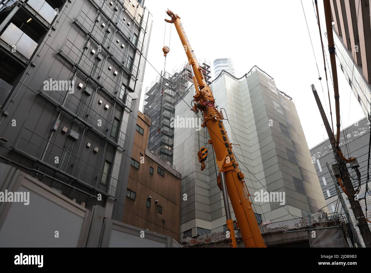 Am Nakagin Capsule Tower, einem ikonischen Bauwerk, das am 17. Juni 2022 vom japanischen Architekten Kisho Kurokawa in Ginza, Tokio, Japan, entworfen wurde, werden die Abbrucharbeiten fortgesetzt. Quelle: AFLO/Alamy Live News Stockfoto