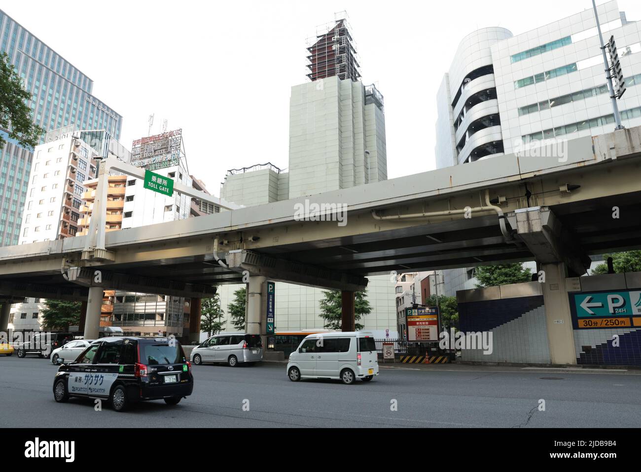 Am Nakagin Capsule Tower, einem ikonischen Bauwerk, das am 17. Juni 2022 vom japanischen Architekten Kisho Kurokawa in Ginza, Tokio, Japan, entworfen wurde, werden die Abbrucharbeiten fortgesetzt. Quelle: AFLO/Alamy Live News Stockfoto