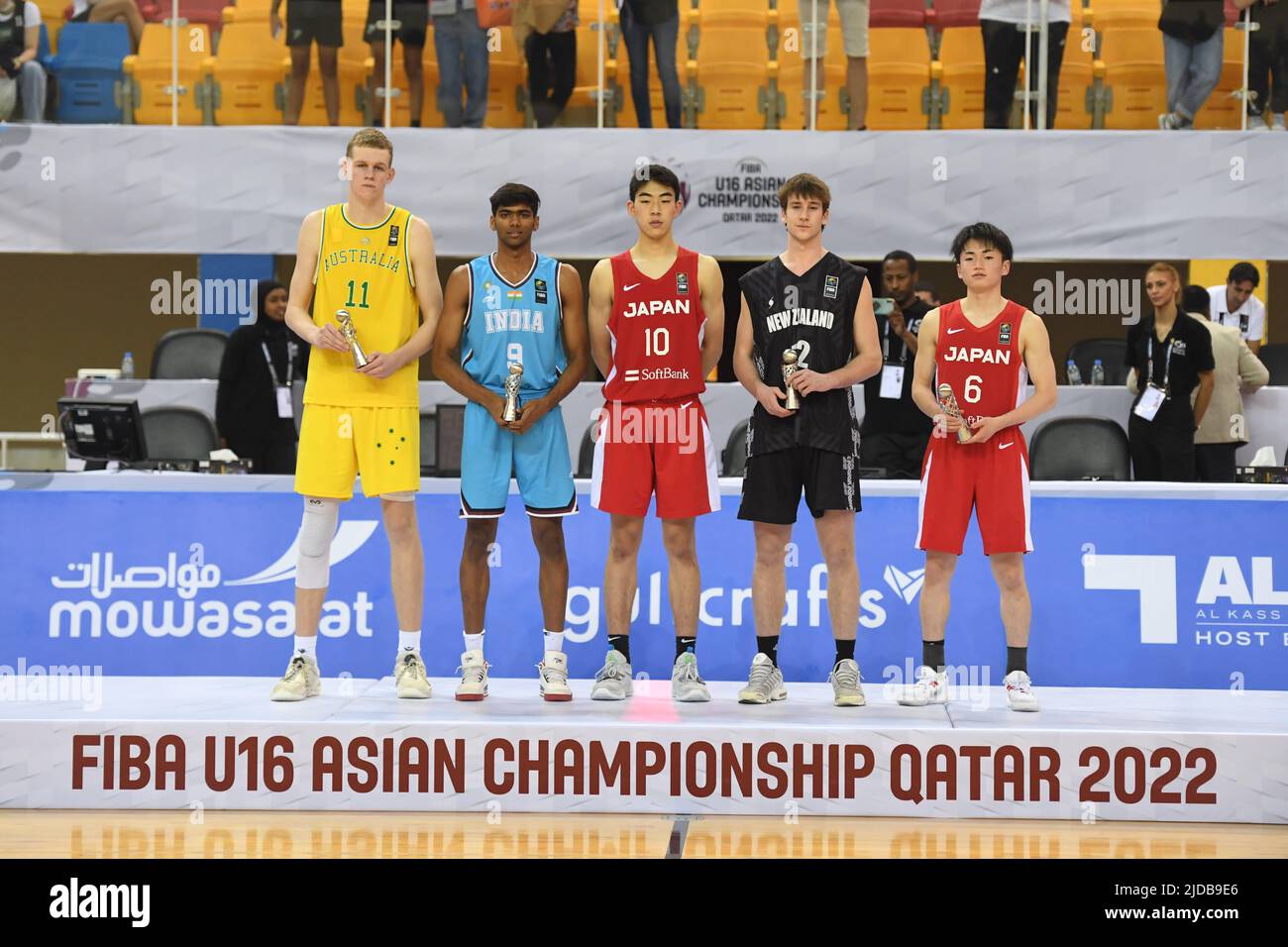 Doha, Katar. 19.. Juni 2022. Von links nach rechts: Rocco Zikarsky aus Australien, Kushal Singh aus Indien, Yuto Kawashima aus Japan, Nic Book aus Neuseeland, Suguru Ishiguchi aus Japan bei der Preisverleihung bei der FIBA U16 Asian Championship 2022 in der Al-Gharafa Sports Multi-Purpose Hall. (Endergebnis: Australien 94 - 63 Japan) Credit: SOPA Images Limited/Alamy Live News Stockfoto