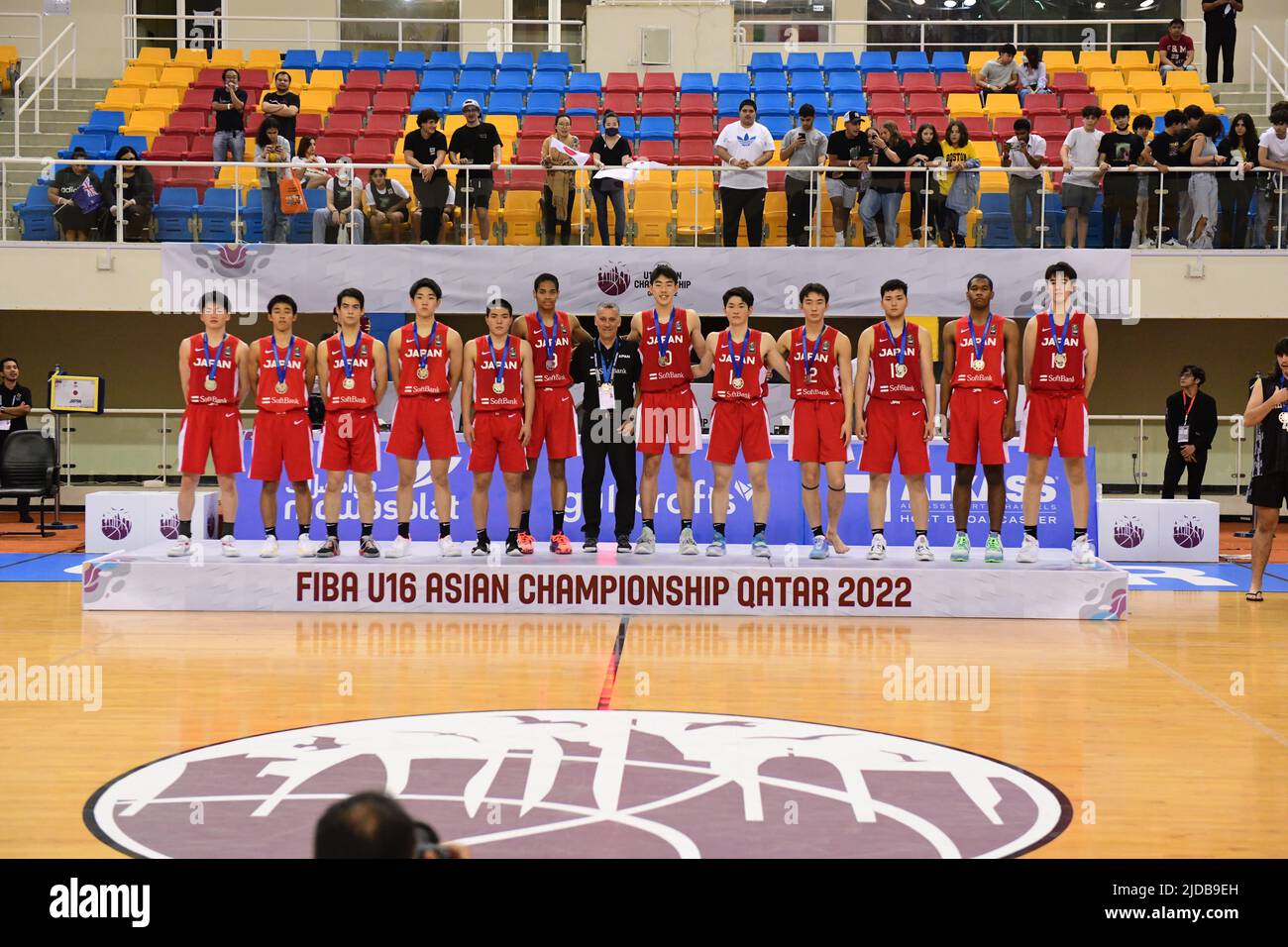 Doha, Katar. 19.. Juni 2022. Japan Basketball Team gesehen während der Preisverleihung nach dem FIBA U16 Asienmeisterschaftsspiel 2022 zwischen Japan und Australien in der Al-Gharafa Sports Multi-Purpose Hall. (Endergebnis: Australien 94 - 63 Japan) Credit: SOPA Images Limited/Alamy Live News Stockfoto