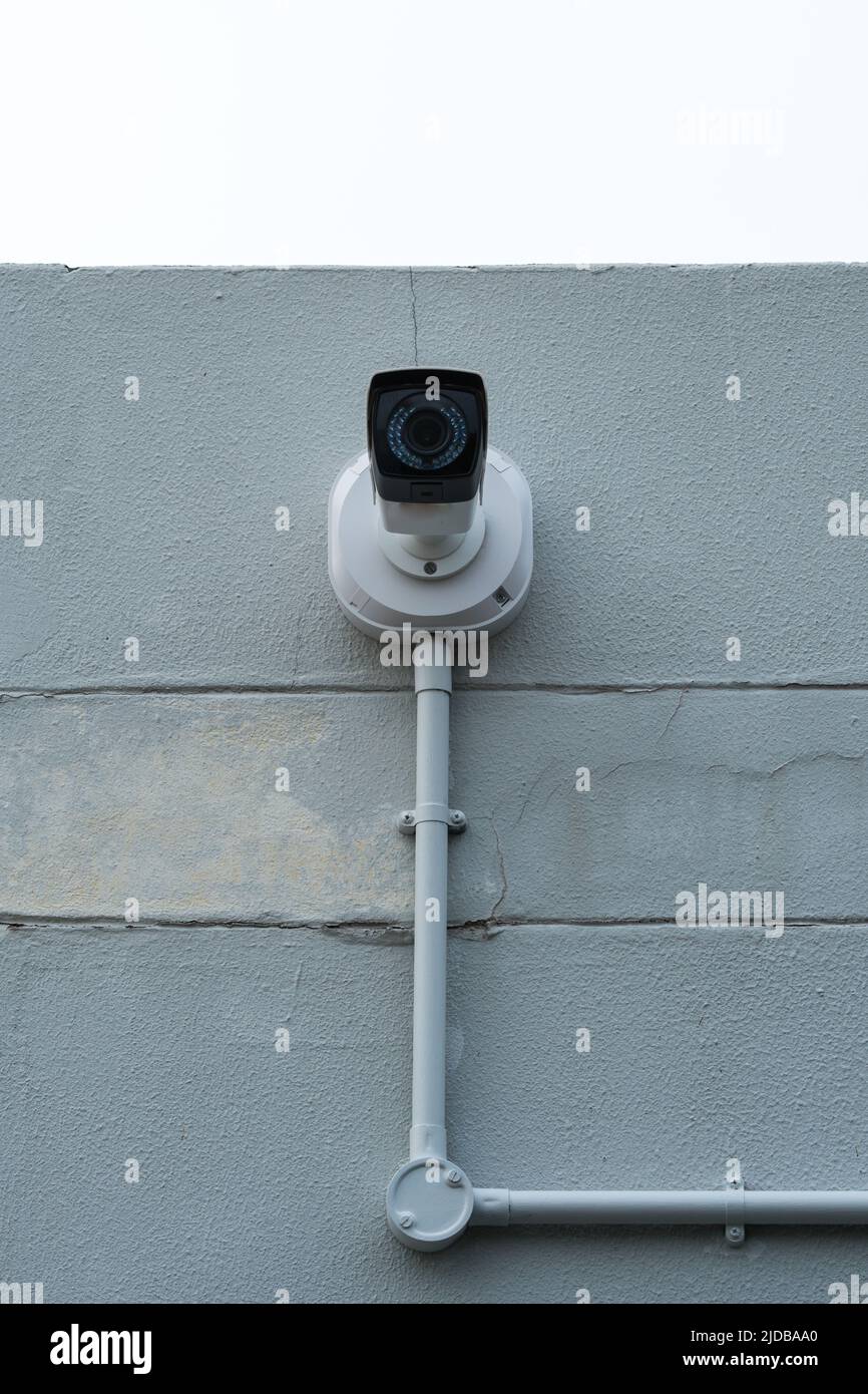 Überwachungskamera für die Sicherheit im Freien an einer Wand Konzept-Technologie in Südafrika und Kriminalitätsbewusstsein Stockfoto