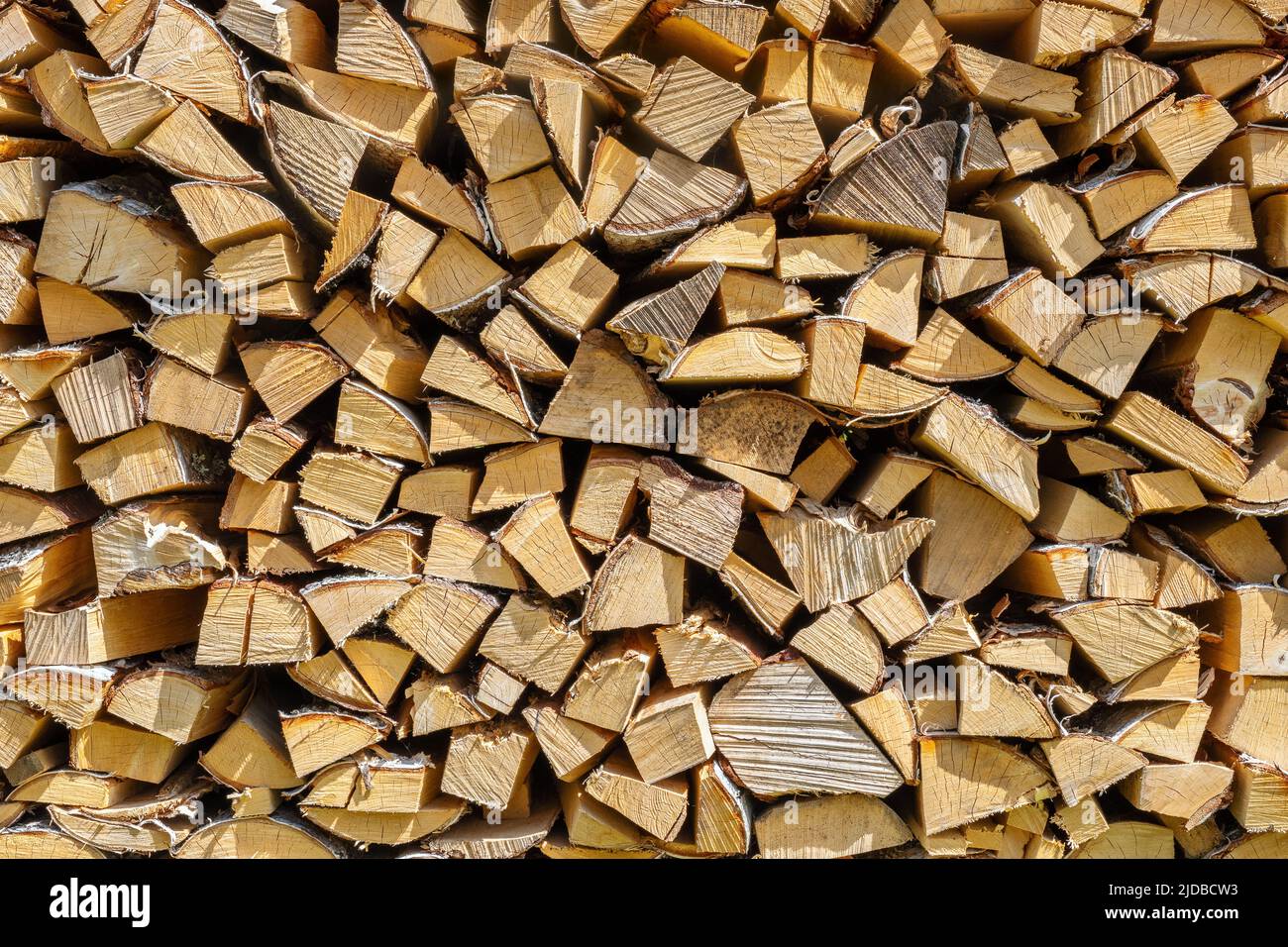 Wand aus gehacktem und gestapeltem Brennholz Stockfoto