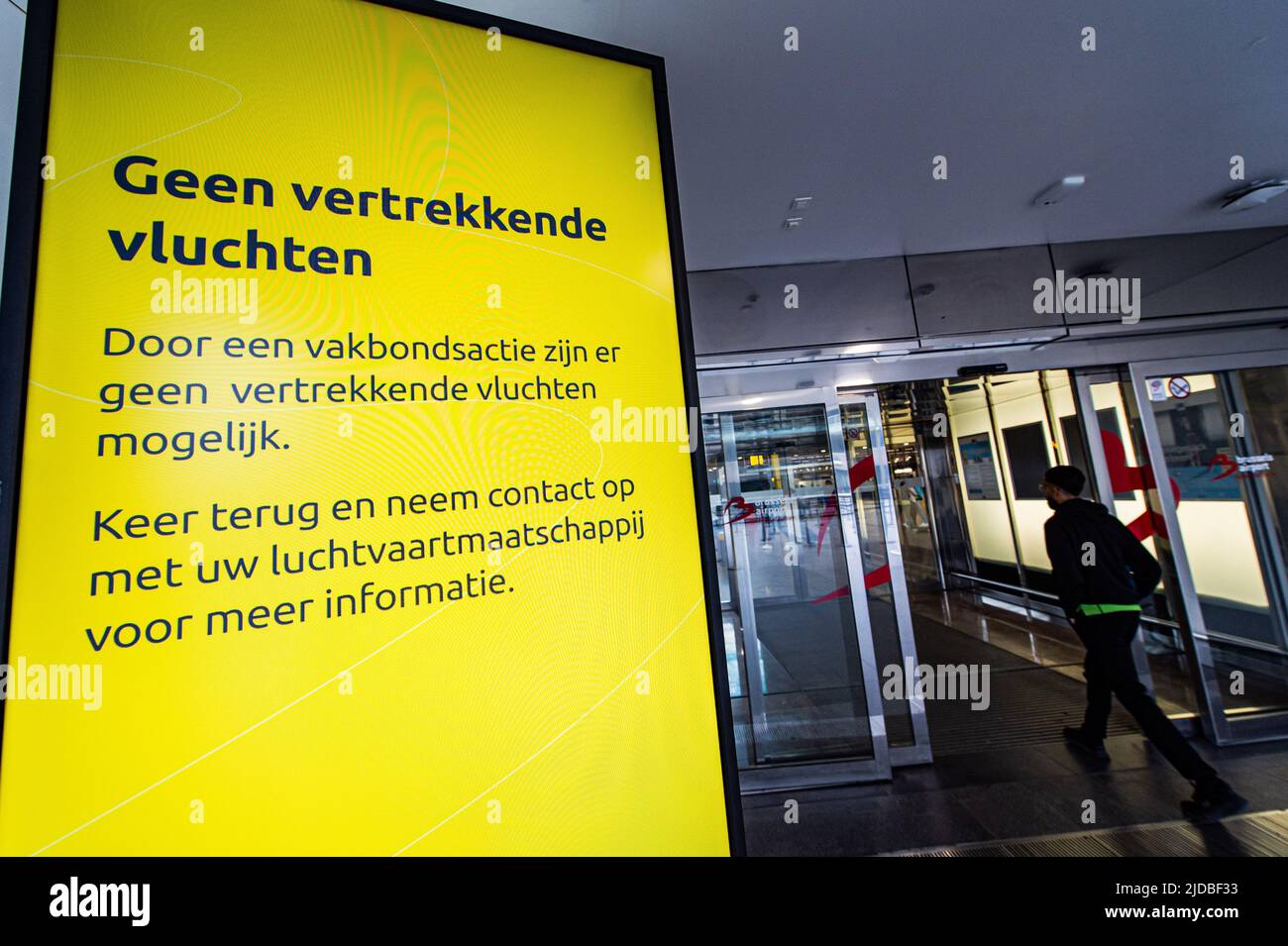 Am Montag, den 20. Juni 2022, am Brüsseler Flughafen wird ein Warnschild vor einem Flughafenstreik und gestrichenen Flügen an einem nationalen Aktionstag der Gewerkschaften gesehen, das die Kaufkraft verteidigt und eine Änderung des Lohnstandardgesetzes von 1996 fordert, das die Lohnentwicklung in Belgien regelt. Der nationale Flughafen in Zaventem. Der Flughafenbetreiber hat alle abgehenden Flüge aus Brüssel storniert, weil er behauptet, die Sicherheit der Passagiere nicht garantieren zu können. BELGA FOTO JONAS ROOSENS Stockfoto