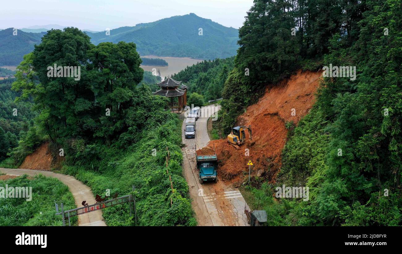 LIUZHOU, CHINA - 19. JUNI 2022 - Maschinen klären Erdrutsch im Dorf Anning, Chang 'an, Bezirk Rongan, Stadt Liuzhou, im südchinesischen Guangxi ZH Stockfoto
