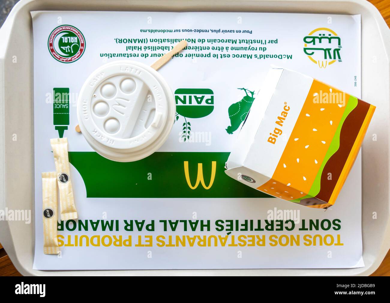 Bigmac und Kaffee auf dem Tablett im McDonald's-Restaurant im Bahnhof von Casca, Marokko Stockfoto