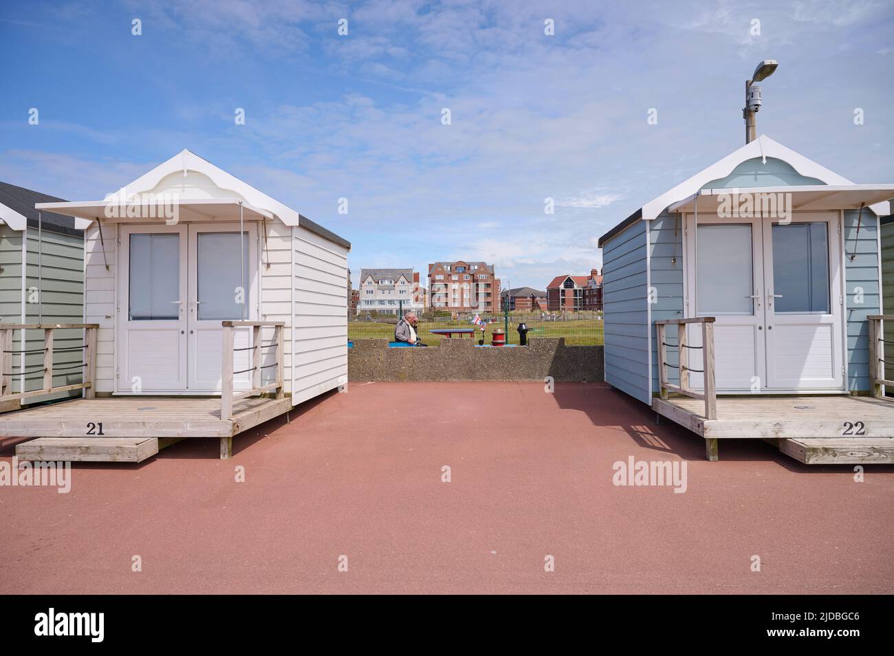 Strandhütten und Kinderwagen fahren in St. Annes, Lancashire Stockfoto