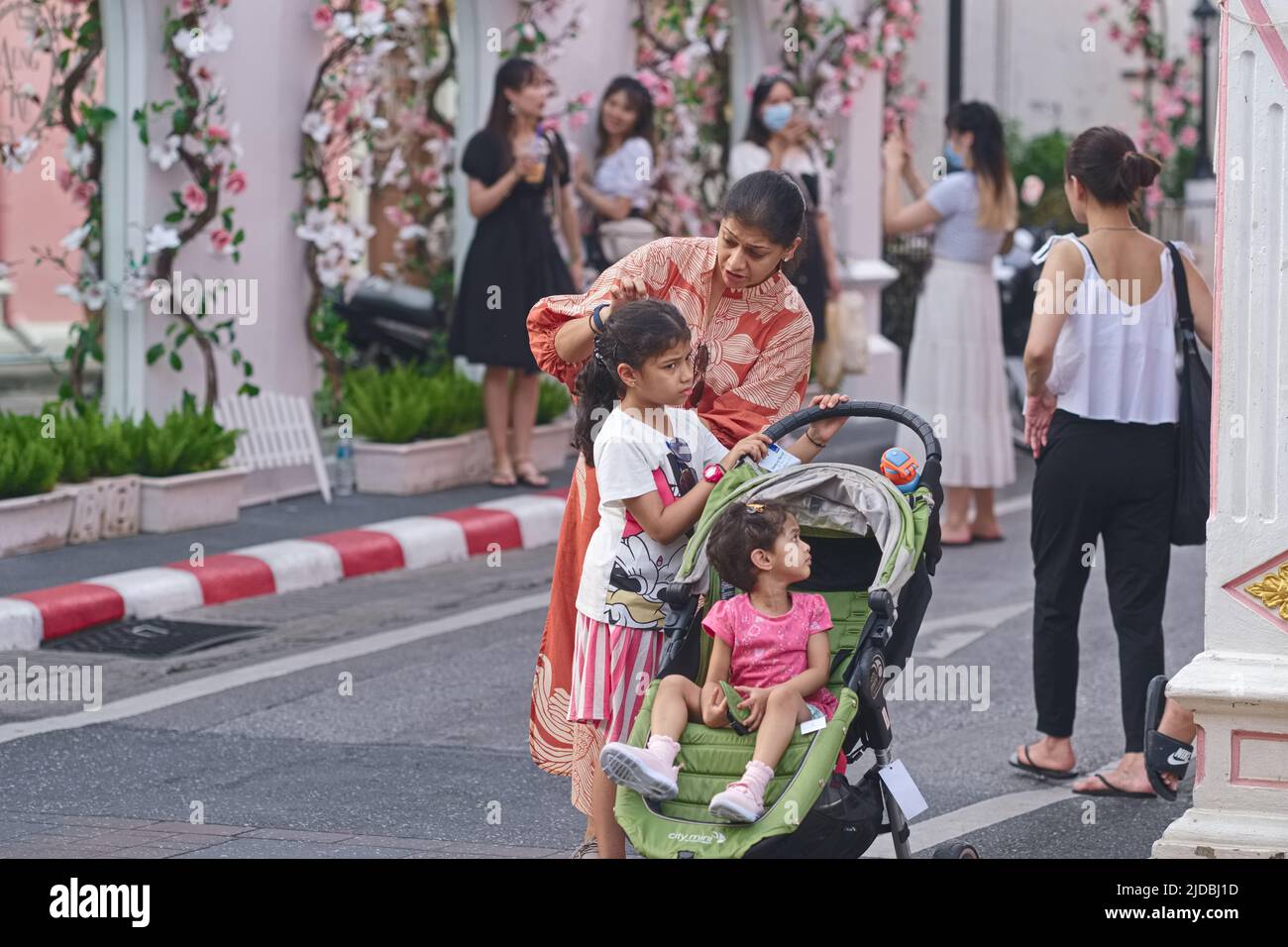 Eine indische Mutter mit ihren Kindern macht Urlaub in Thailand und besucht das malerische Soi Rommanee in der Altstadt von Phuket Town, Thailand Stockfoto