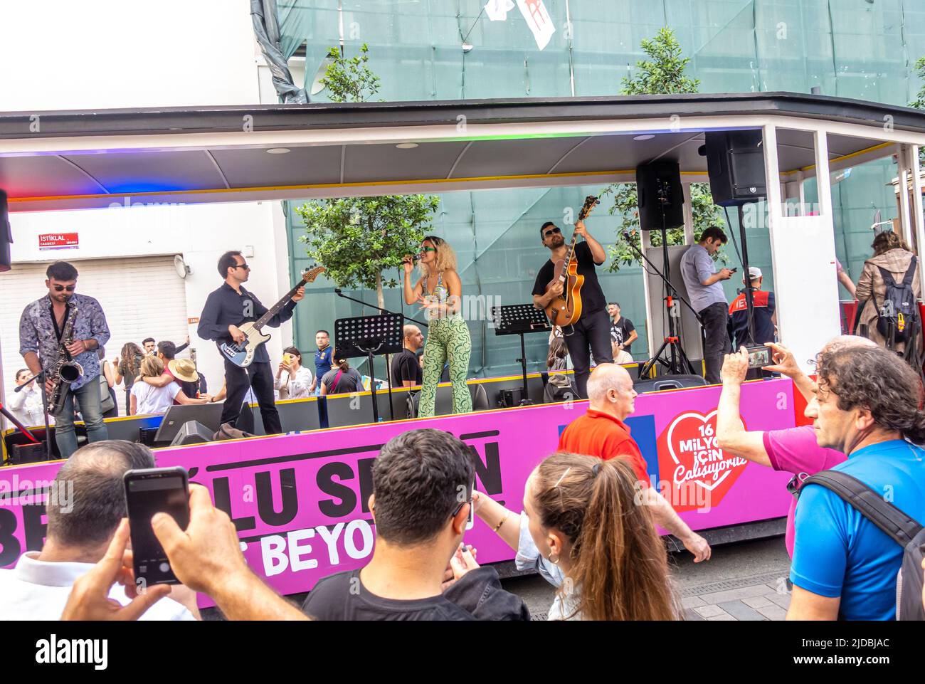 Die Straßenbahn mit einer Live-Band, die in der istiklal Street, Beyoglu, Istanbul, türkei, auftrat Stockfoto