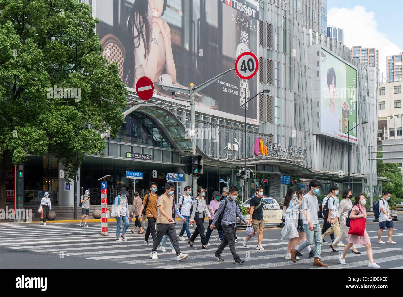 SHANGHAI, CHINA - 20. JUNI 2022 - Arbeiter in der nanjing Road gehen auf der Fußgängerzone in Shanghai, China, 20. Juni 2022. Stockfoto