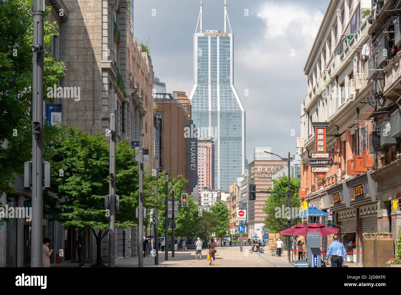 SHANGHAI, CHINA - 20. JUNI 2022 - Arbeiter in der nanjing Road gehen auf der Fußgängerzone in Shanghai, China, 20. Juni 2022. Stockfoto